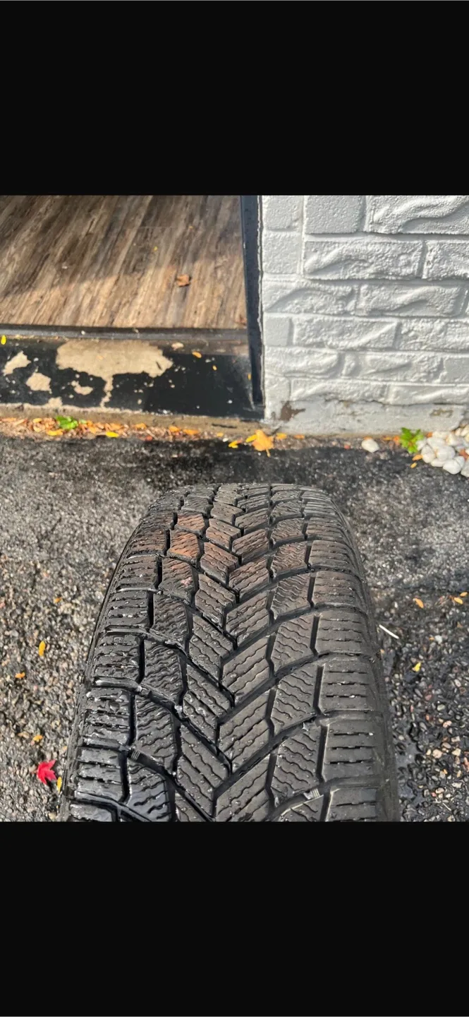 17" Michelin X-Ice SNOW Winter Tires with rims image indicator(3)