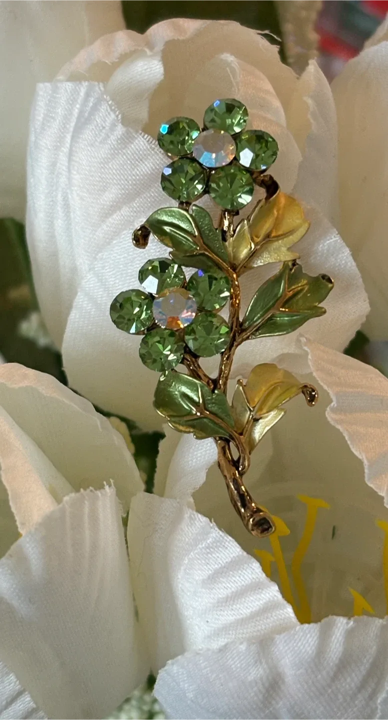 A Gorgeous Green Rhinestone Vintage Style Flower Brooch! image indicator(2)