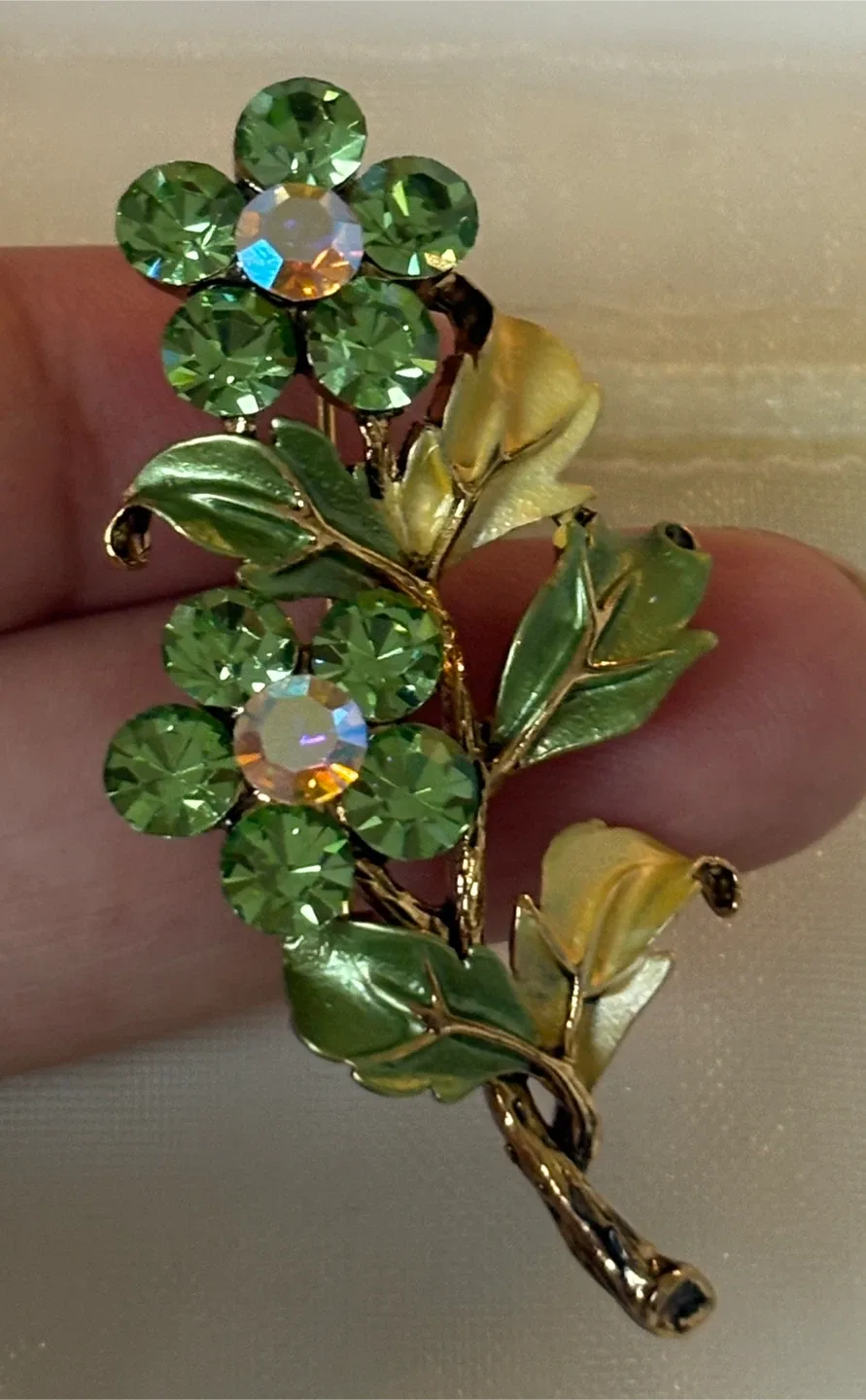 A Gorgeous Green Rhinestone Vintage Style Flower Brooch!
