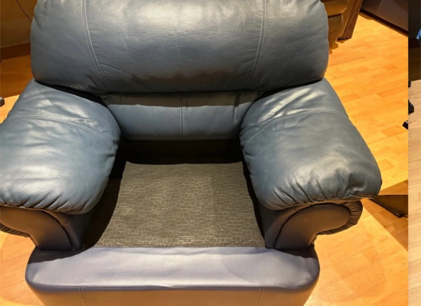 Blue Leather Armchair image indicator(3)