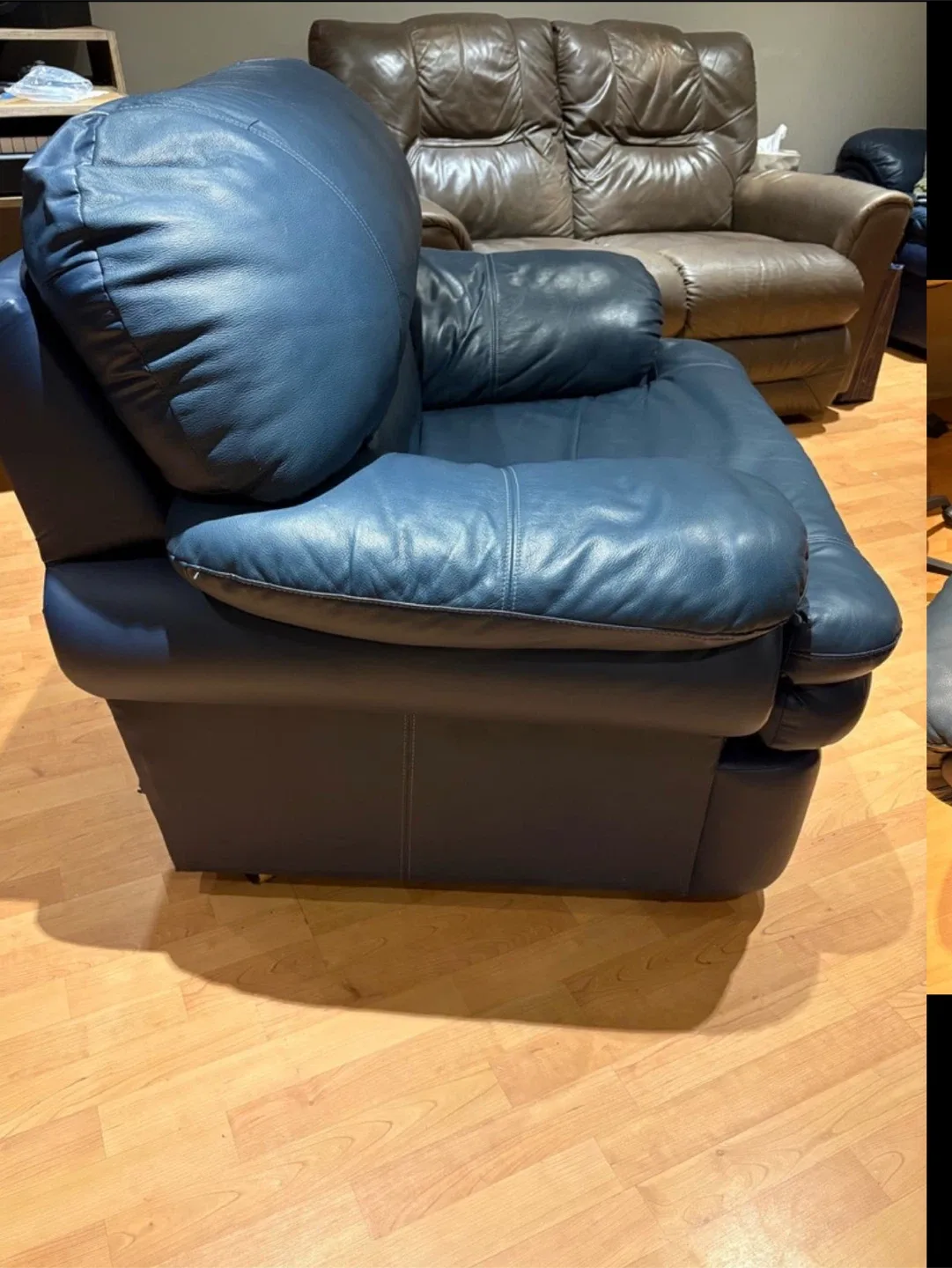 Blue Leather Armchair image indicator(2)