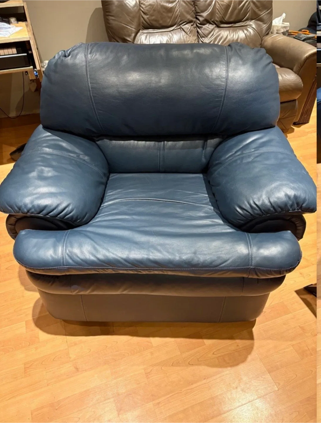 Blue Leather Armchair image indicator(4)