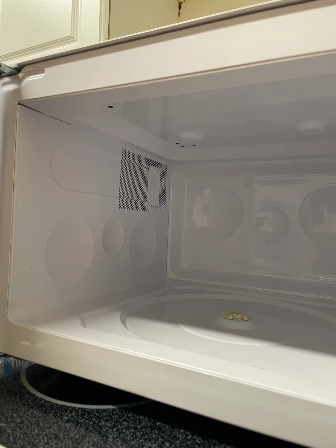 GE Turntable Microwave Oven - photo 3