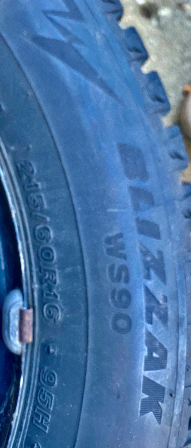 4 Bridgestone Blizzak WS90 Winter Tires 215/60R16 image indicator(3)