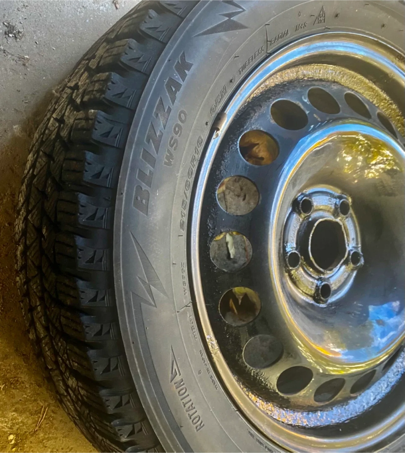 4 Bridgestone Blizzak WS90 Winter Tires 215/60R16 image indicator(5)