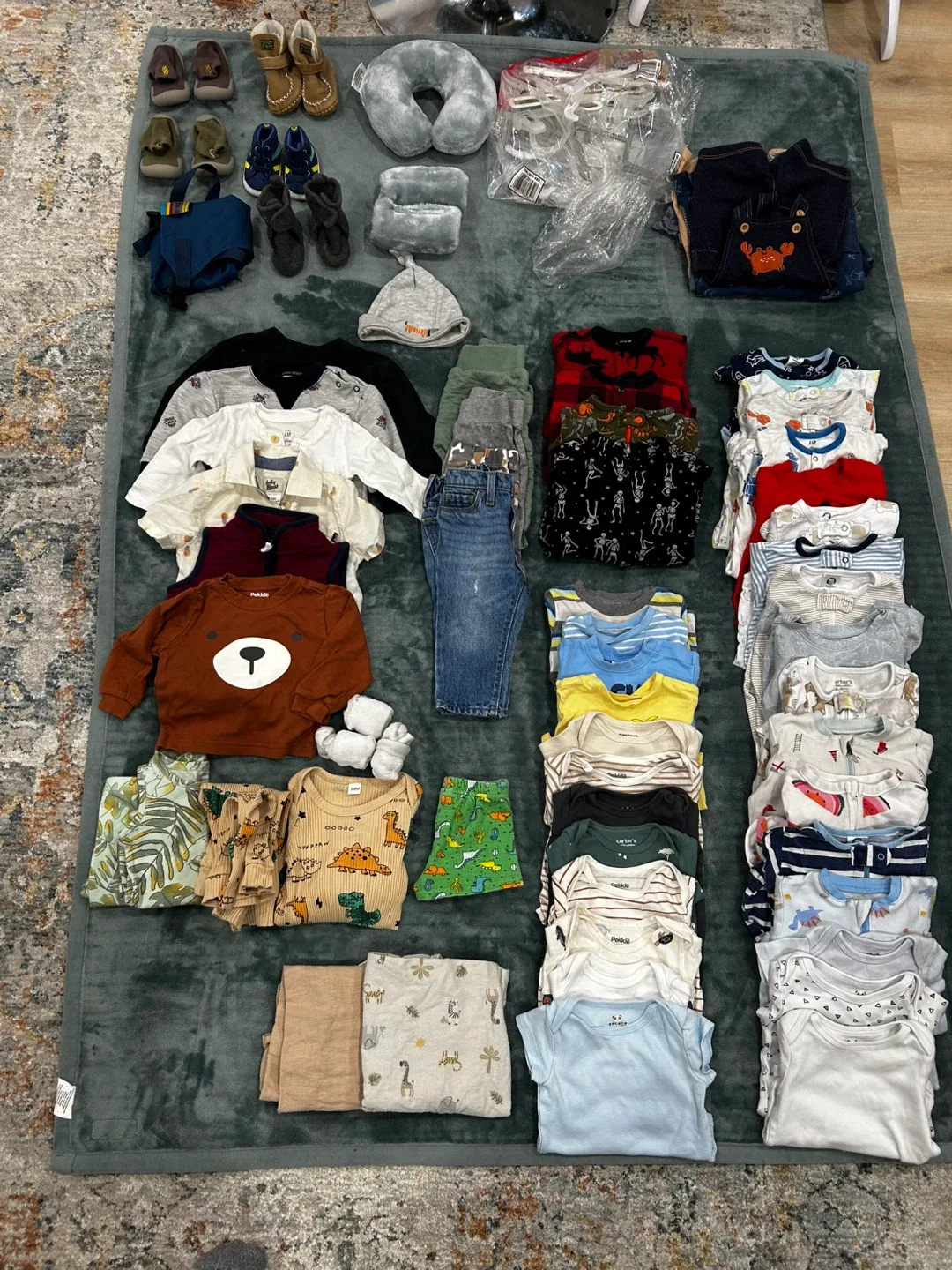 Lot of clothes for a child from 3-9 months image indicator(3)