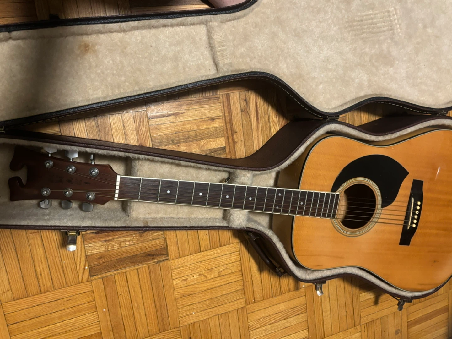 Acoustic Guitar with Hard Case yamaki