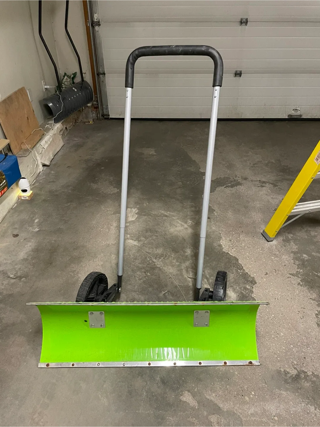 Rolling Snow Shovel - Green
