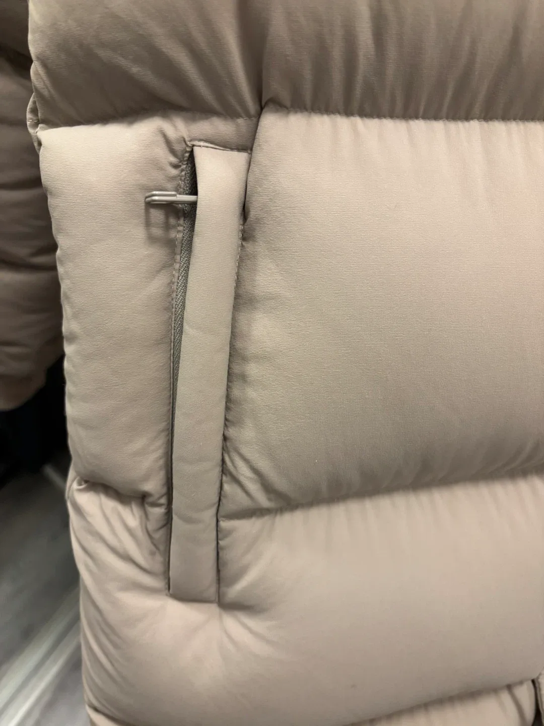 Aritzia Tna Super Puff Mid Length - XS Modern Taupe image indicator(5)