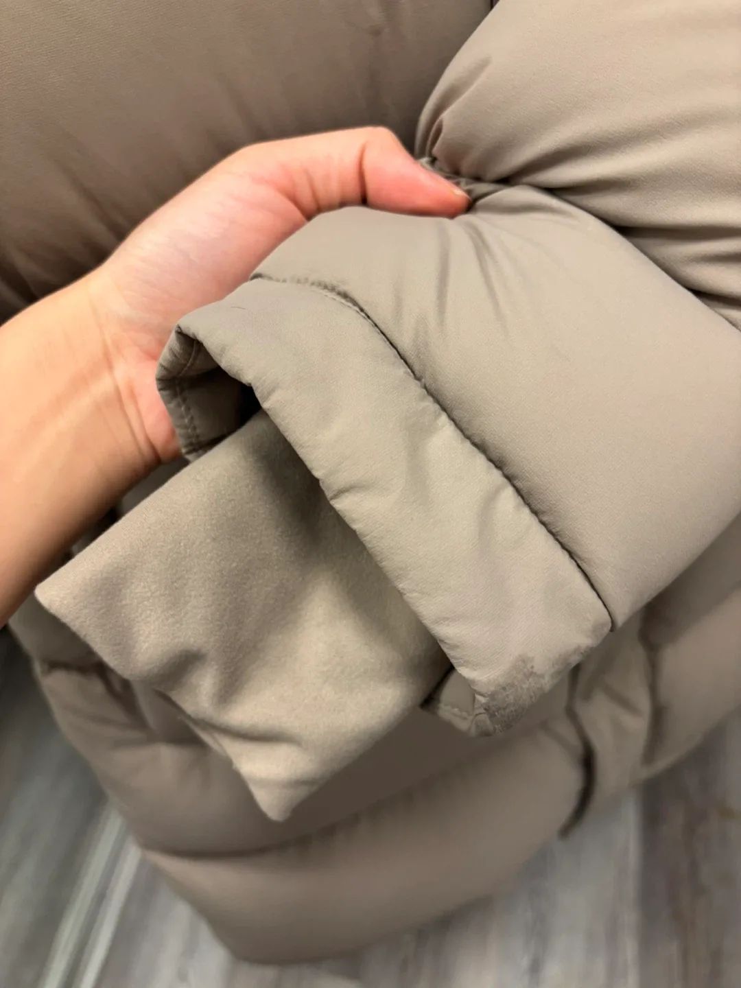 Aritzia Tna Super Puff Mid Length - XS Modern Taupe image indicator(7)