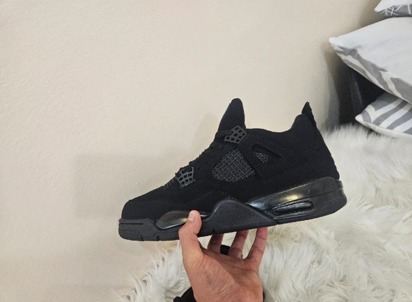 Jordan 4 Retro Black Cat (US 10) image indicator(3)
