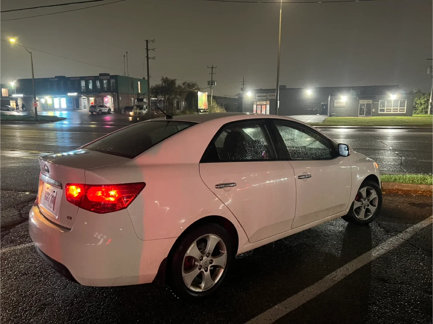 Kia Forte - White Sedan image indicator(2)