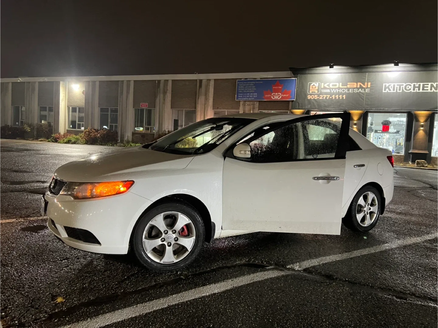 Kia Forte - White Sedan image indicator(5)