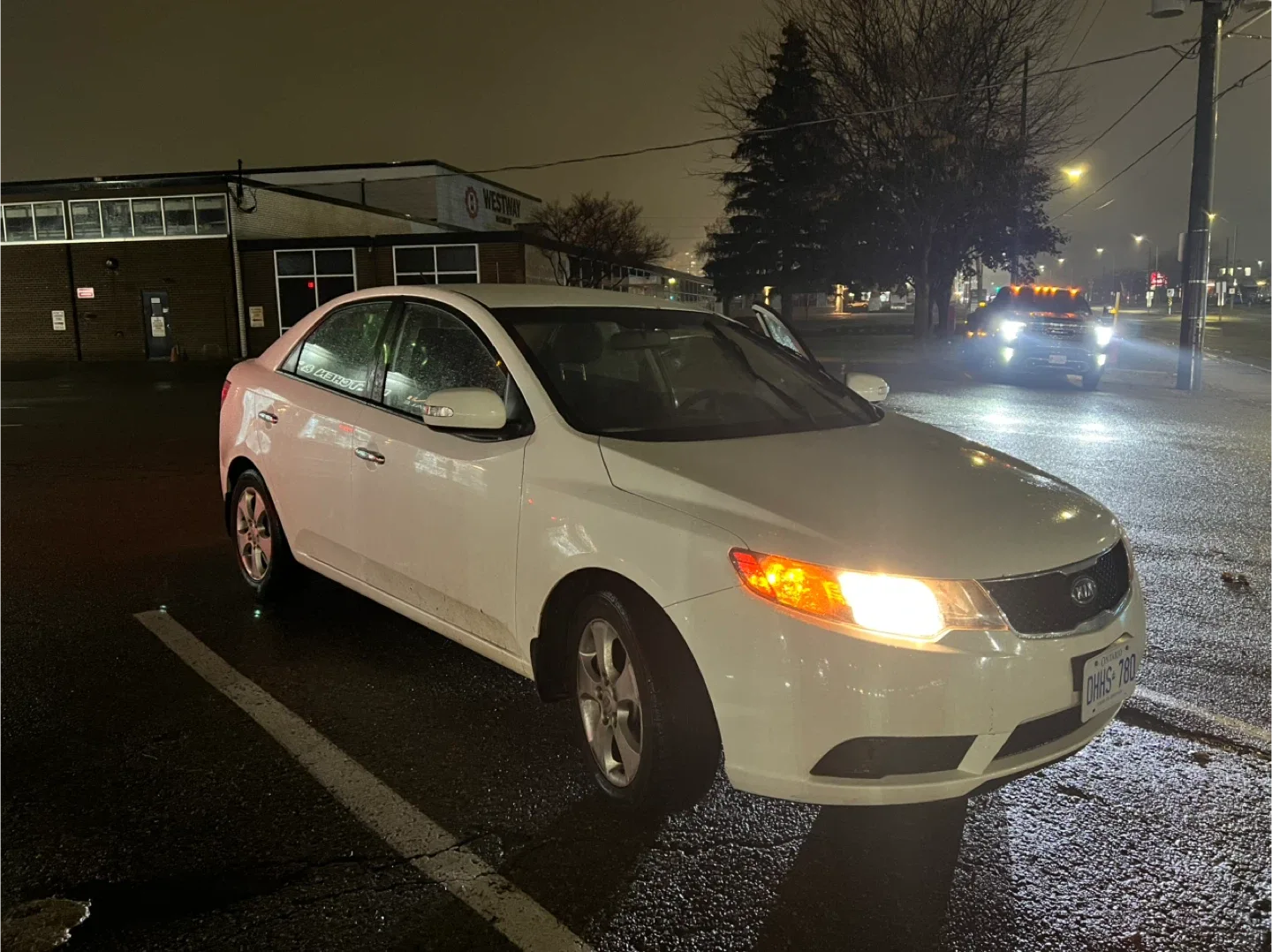 Kia Forte - White Sedan image indicator(4)