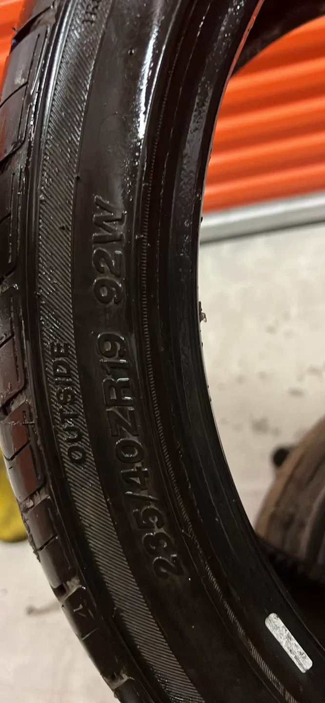 235/40ZR19 92W Tire image indicator(2)