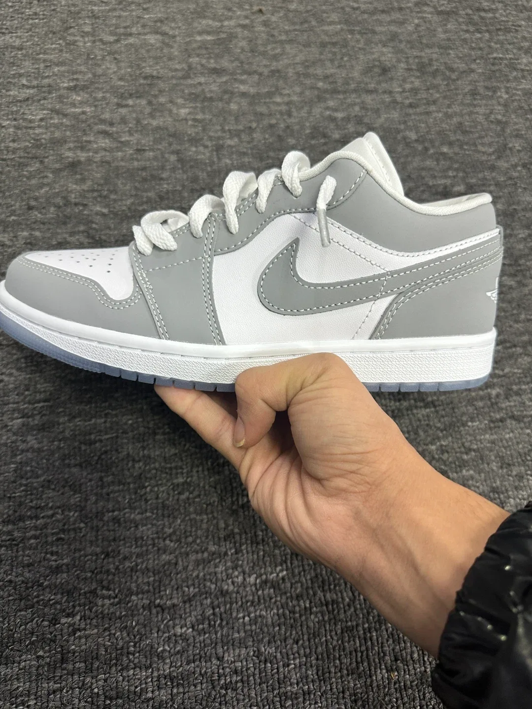 Air Jordan 1 Low Grey/White image indicator(3)