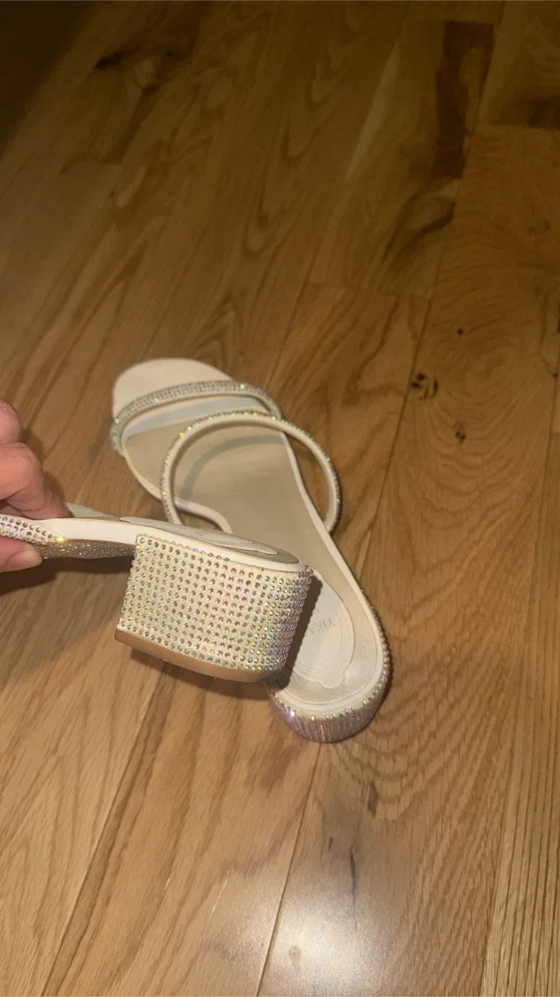 White heeled sandals image indicator(2)