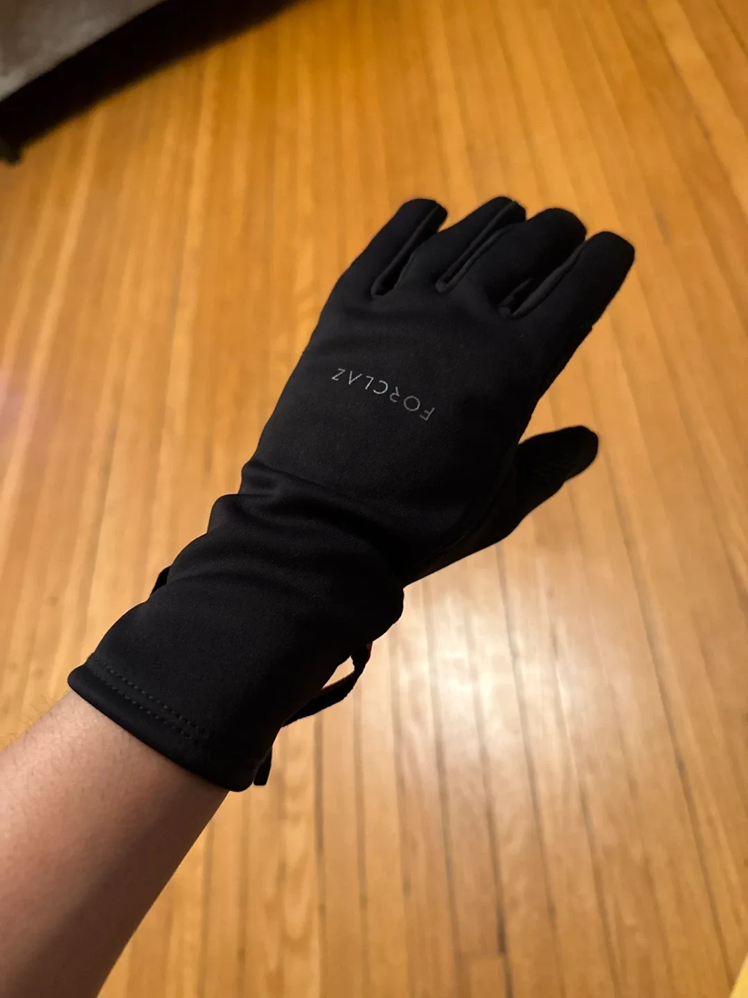 Forclaz Black touchscreen Gloves image indicator(3)