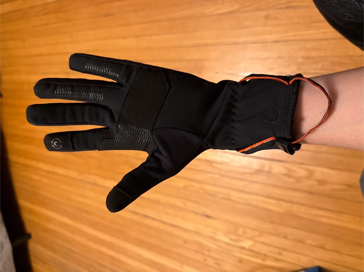 Forclaz Black touchscreen Gloves image indicator(2)