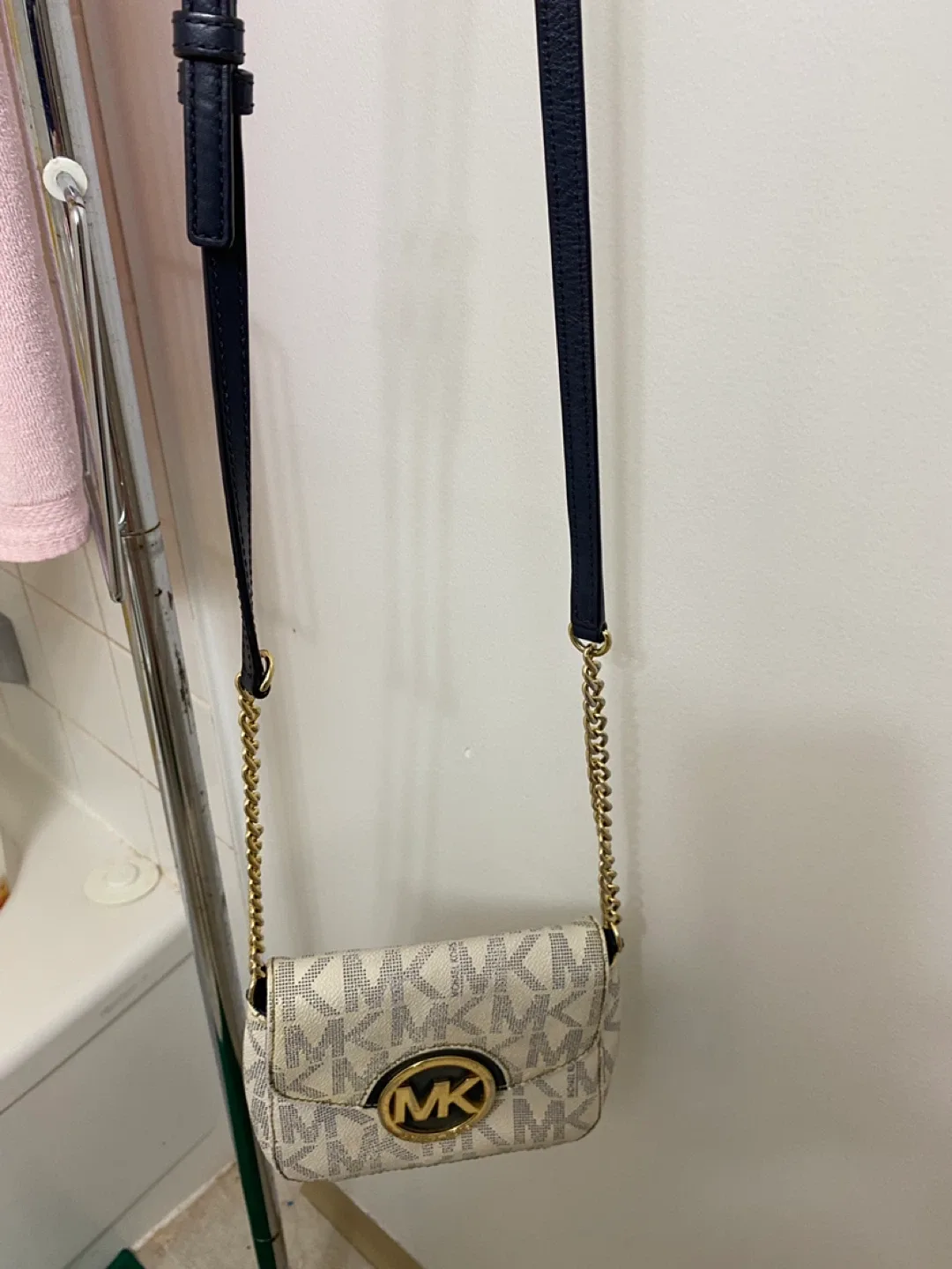 Michael Kors Crossbody Bag image indicator(2)