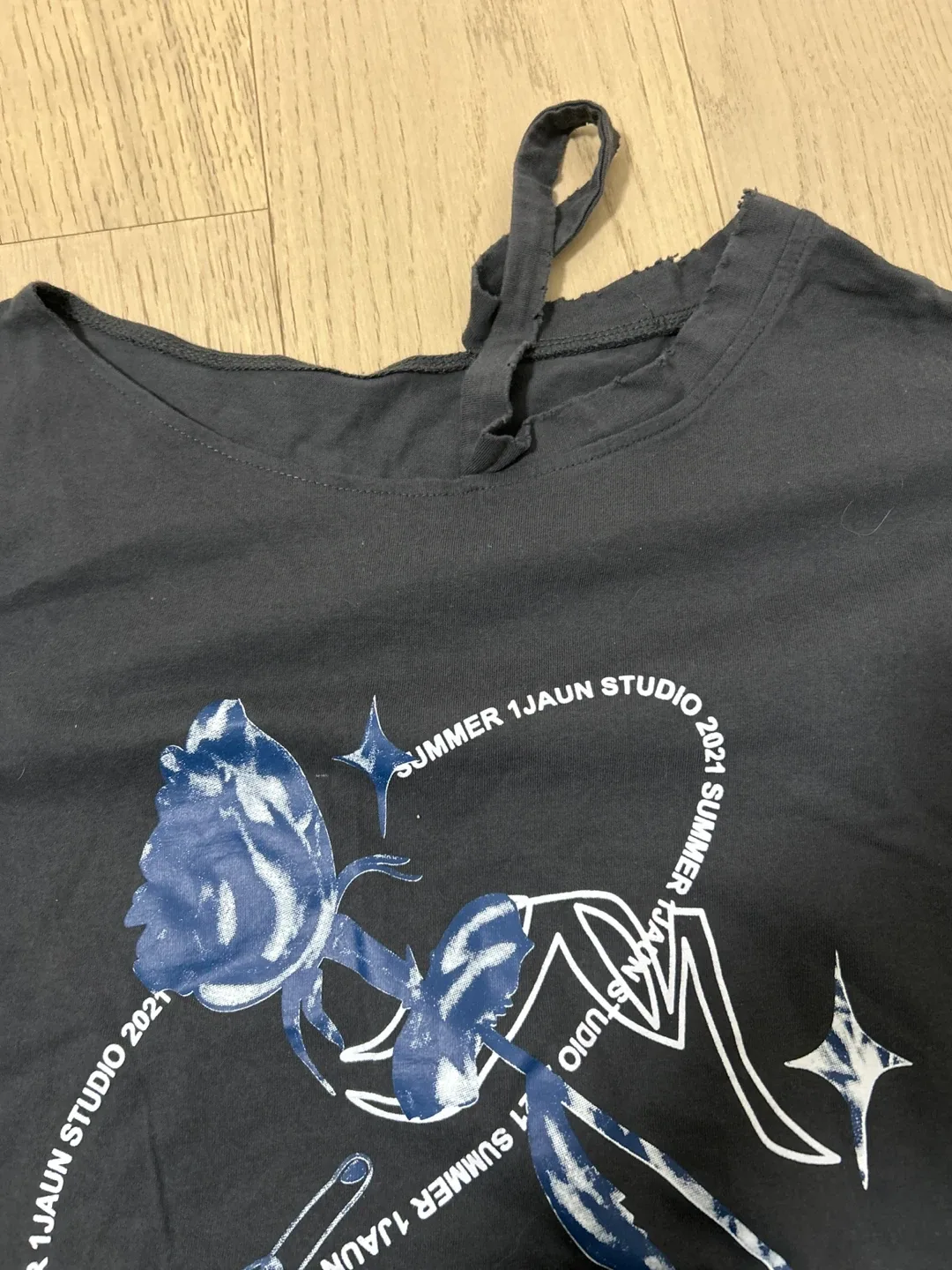 dark grey y2k off shoulder shirt image indicator(3)