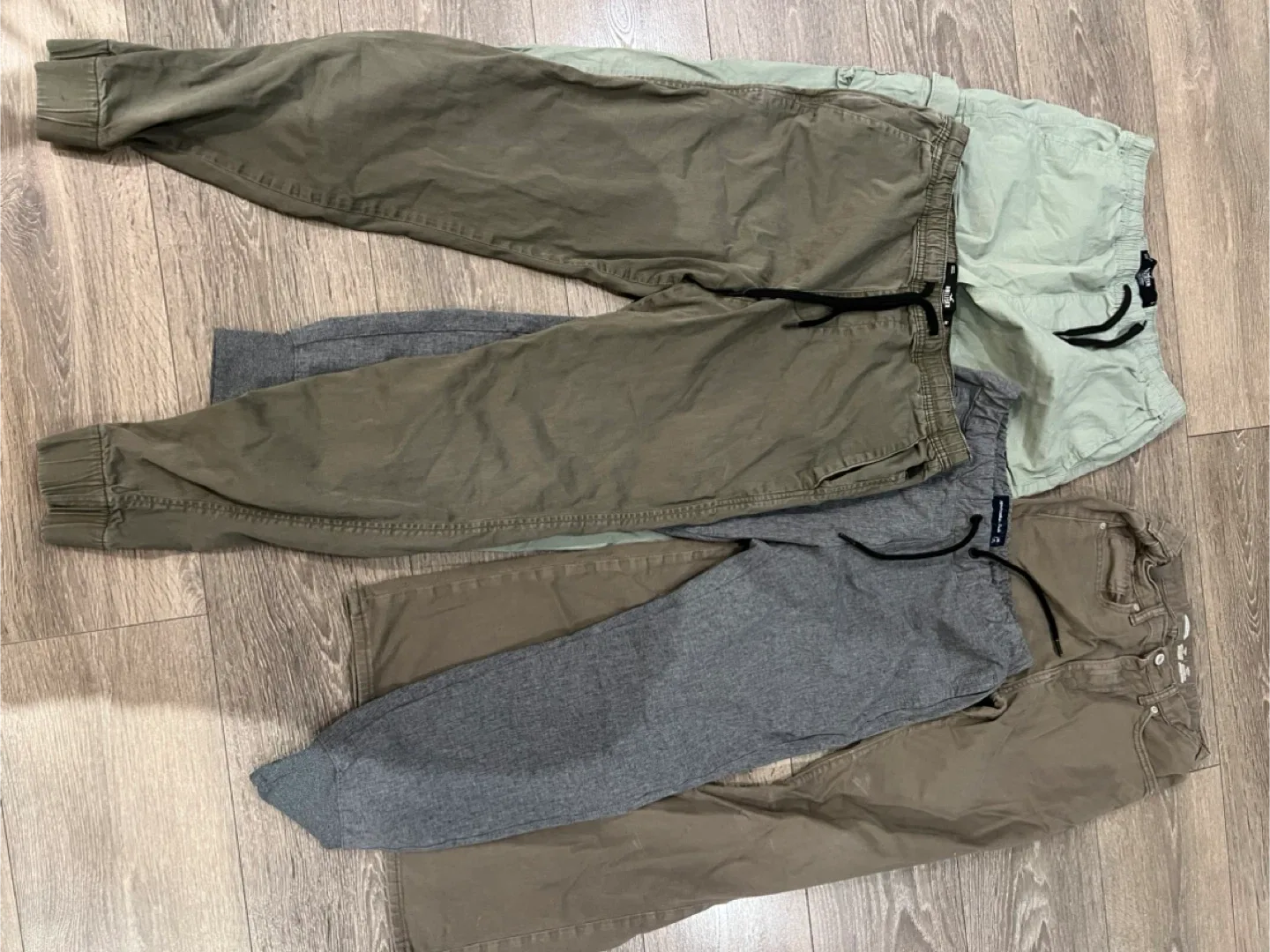 Hollister & Old Navy Joggers, Size M image indicator(2)