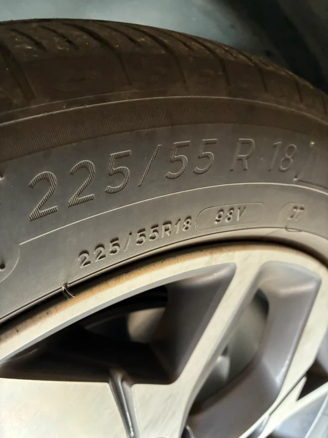 225/55R18 98V