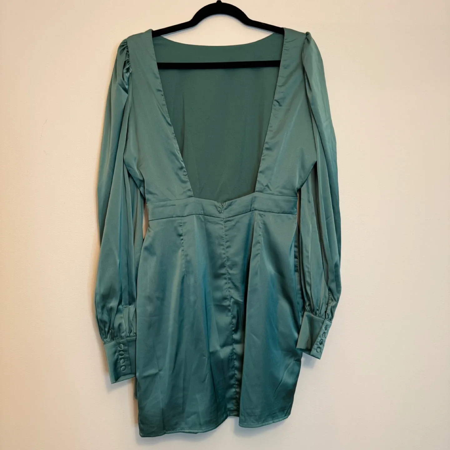 🎄Showpo Green Satin Dress Size 8 (Medium) image indicator(3)