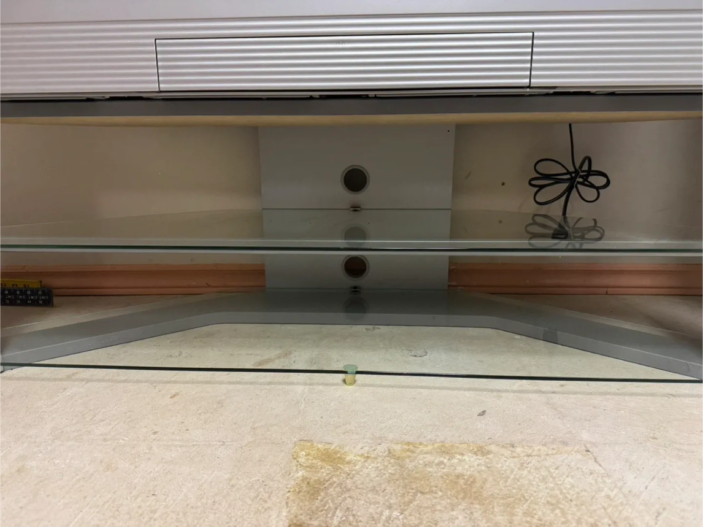 MAKE OFFER - Hitachi TV with Stand image indicator(4)