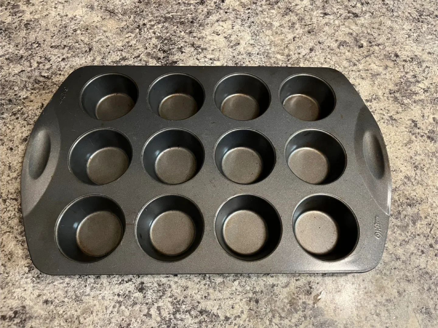 Wilton 12-Cup Muffin Pan image indicator(3)