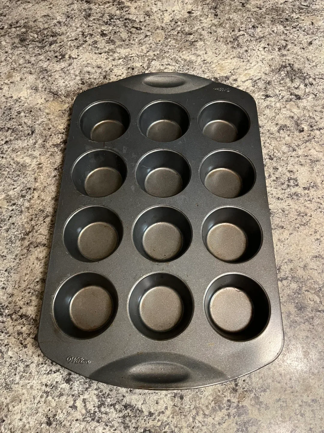 Wilton 12-Cup Muffin Pan image indicator(2)