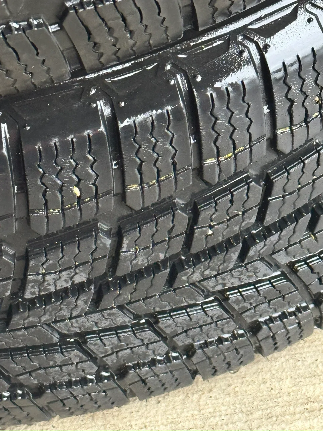 2 Winter Tire Bridgestone 225/60/R18 image indicator(3)