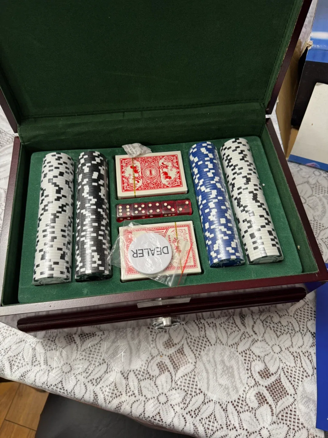 500 Piece Executive Poker Set with Case image indicator(3)