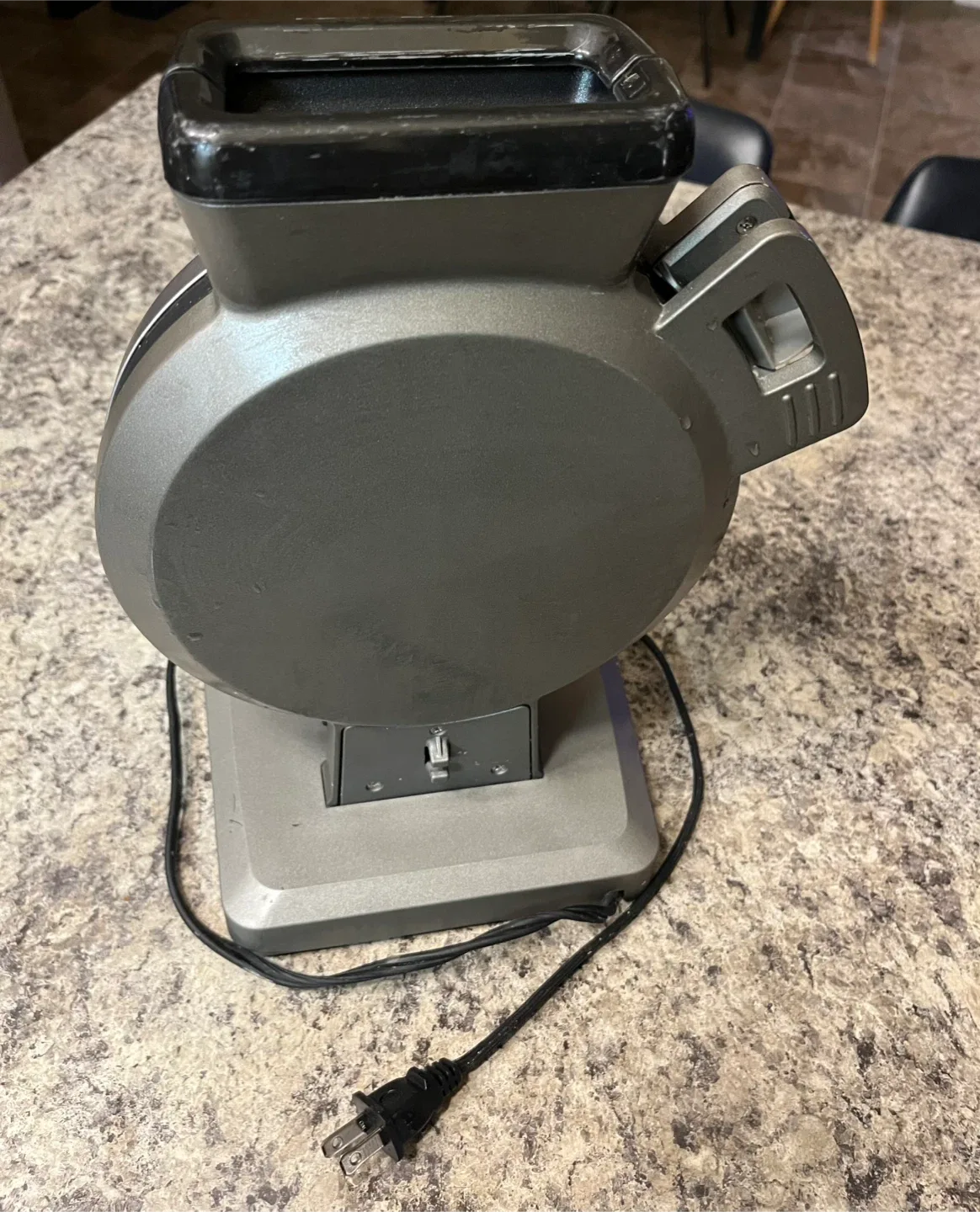 Cuisinart Vertical Waffle Maker image indicator(2)