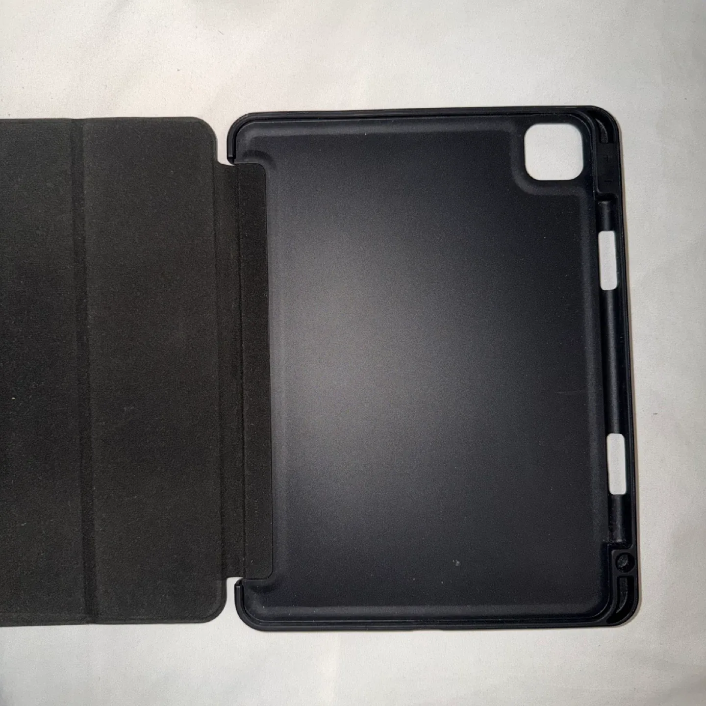 iPad Pro 11 inch Black Magnetic Case image indicator(2)