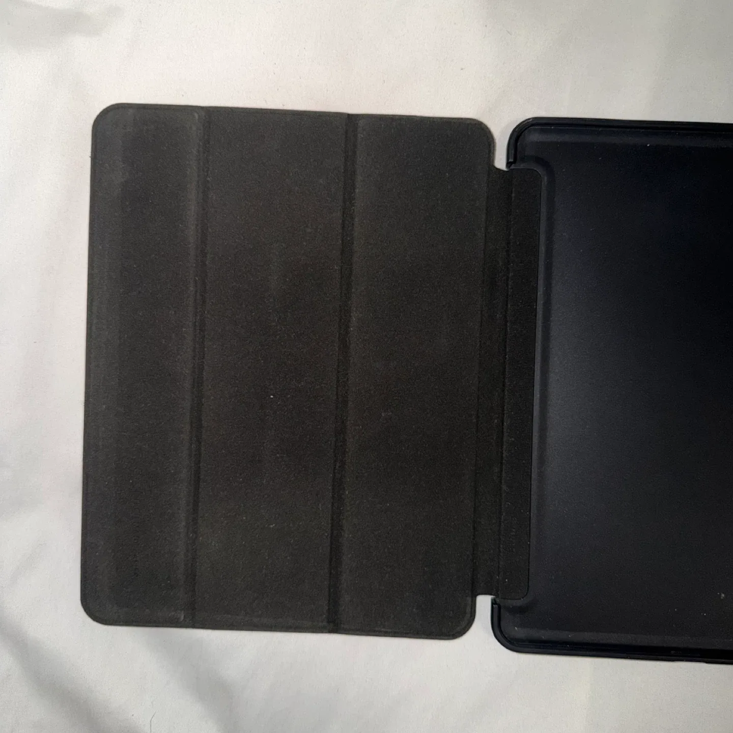 iPad Pro 11 inch Black Magnetic Case image indicator(3)