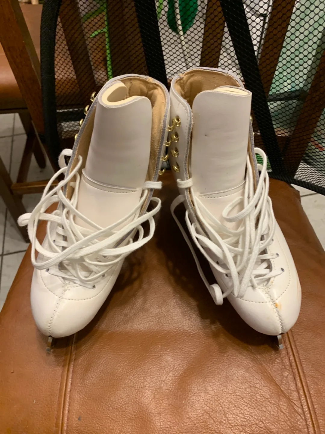 GAM White Figure Skates - Size 5.5 image indicator(2)