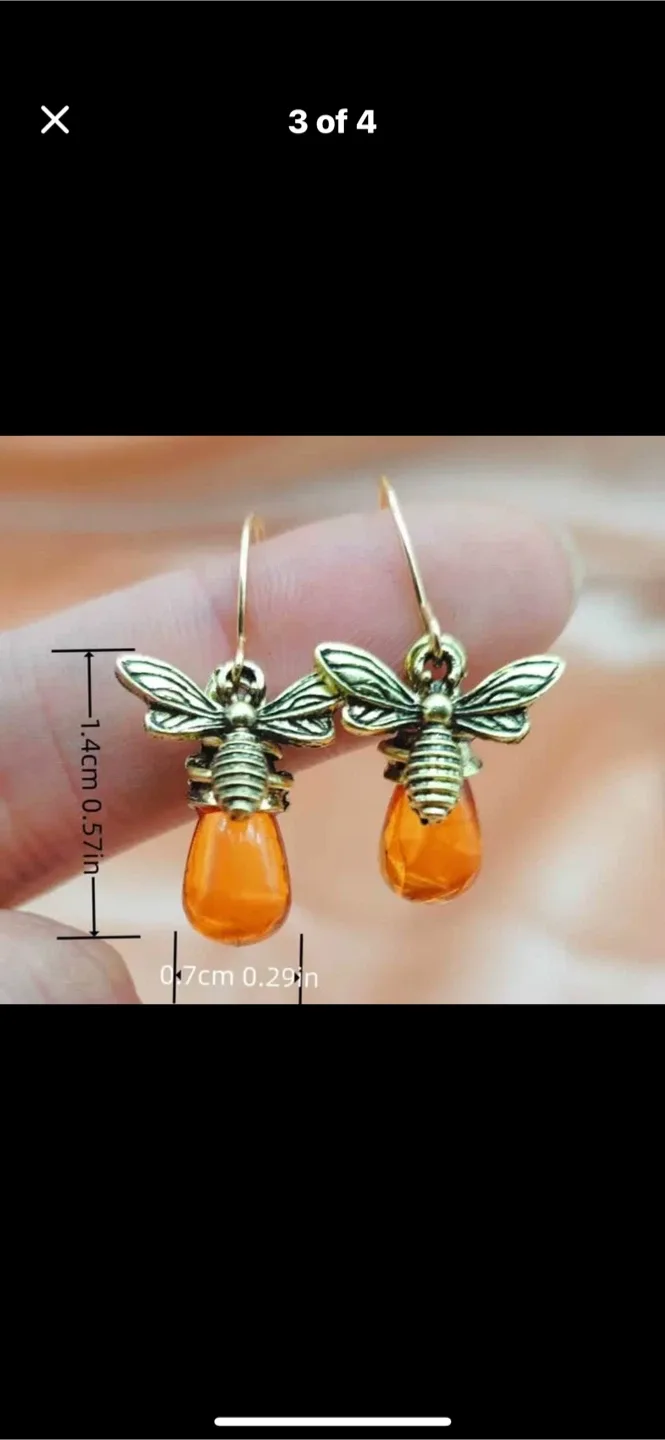 Flower Stud Earrings & Bee Dangle Earrings image indicator(3)