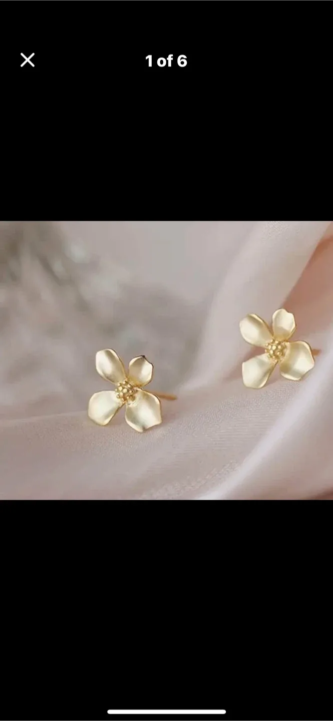 Flower Stud Earrings & Bee Dangle Earrings image indicator(5)