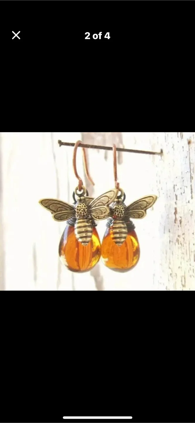 Flower Stud Earrings & Bee Dangle Earrings image indicator(2)