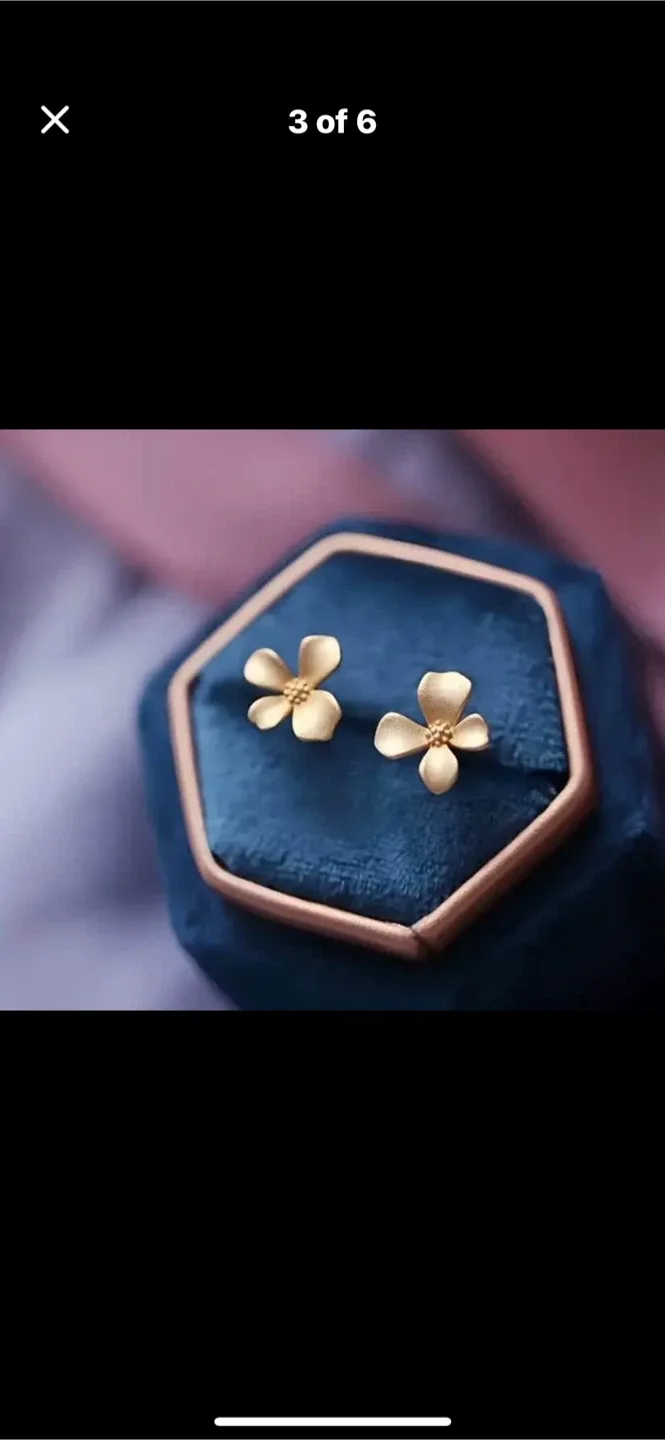 Flower Stud Earrings & Bee Dangle Earrings image indicator(4)