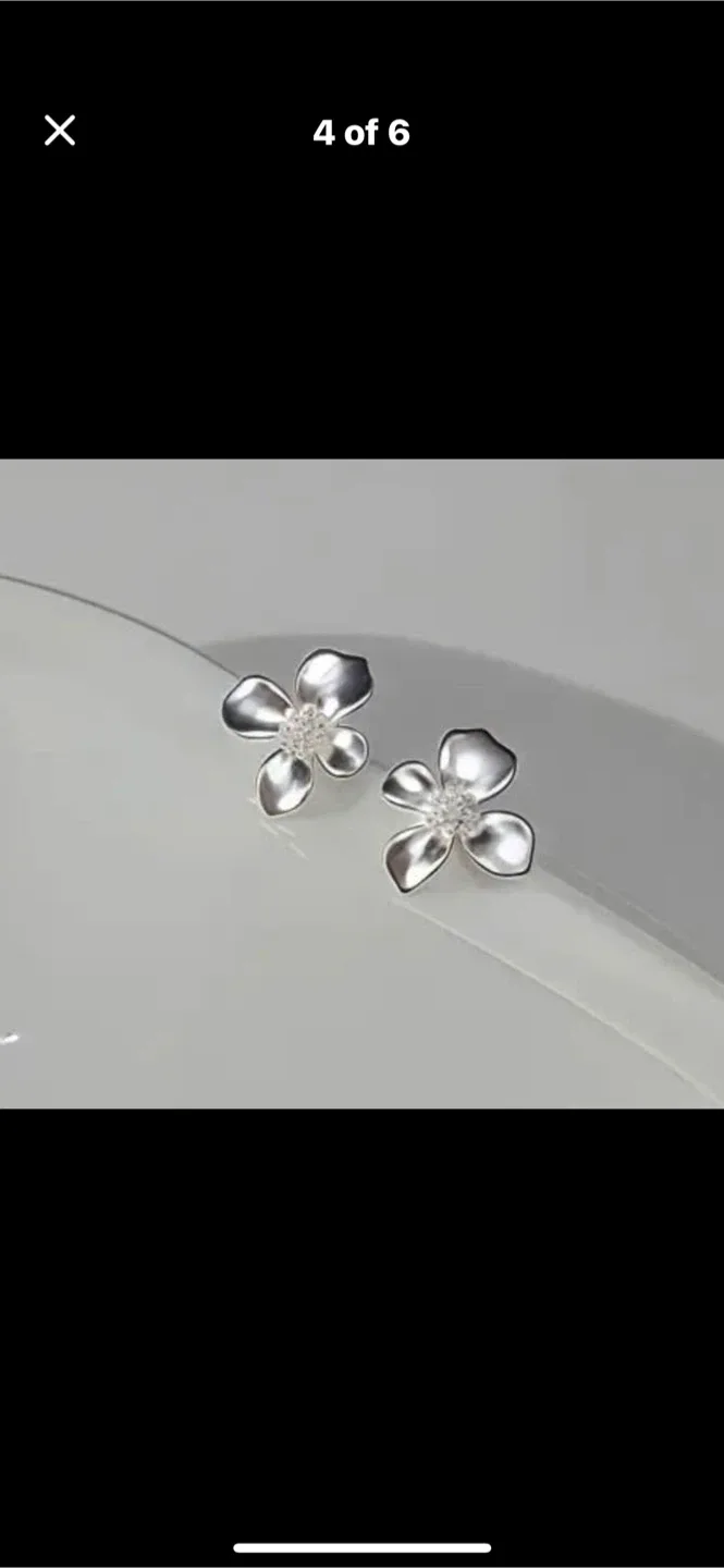 Flower Stud Earrings & Bee Dangle Earrings image indicator(7)