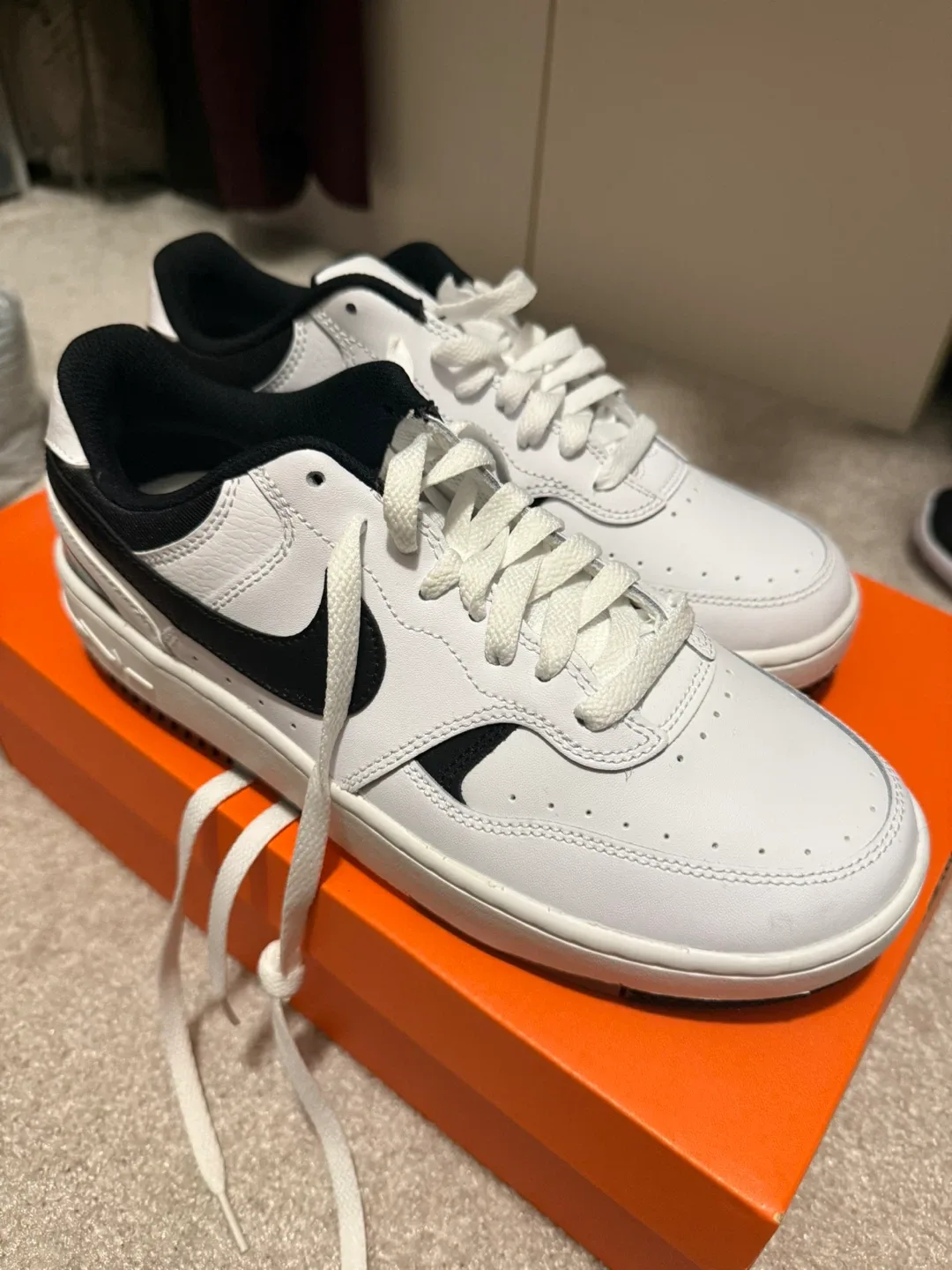 Nike Women's Gamma Force Court Shoe - White/Black - Size 10 image indicator(6)