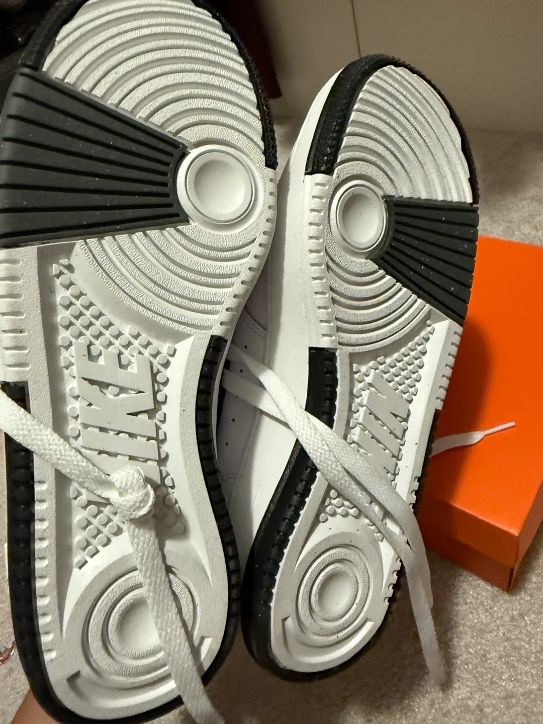 Nike Women's Gamma Force Court Shoe - White/Black - Size 10 image indicator(5)