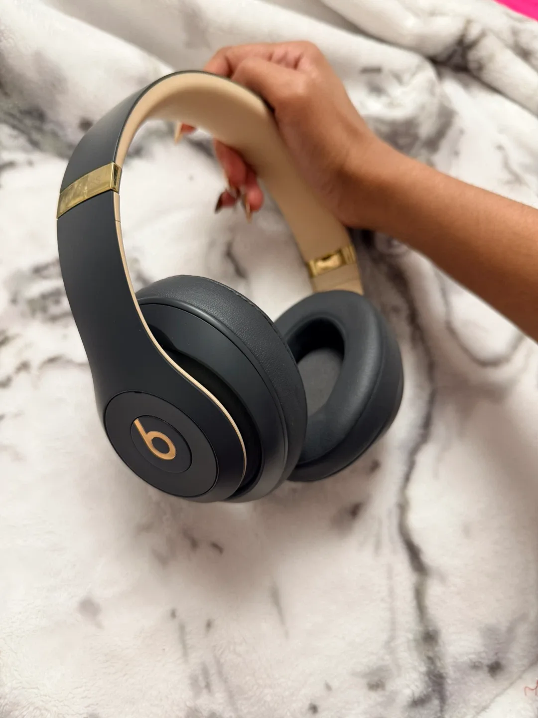Beats Studio3 Wireless Headphones - Grey & Gold image indicator(6)