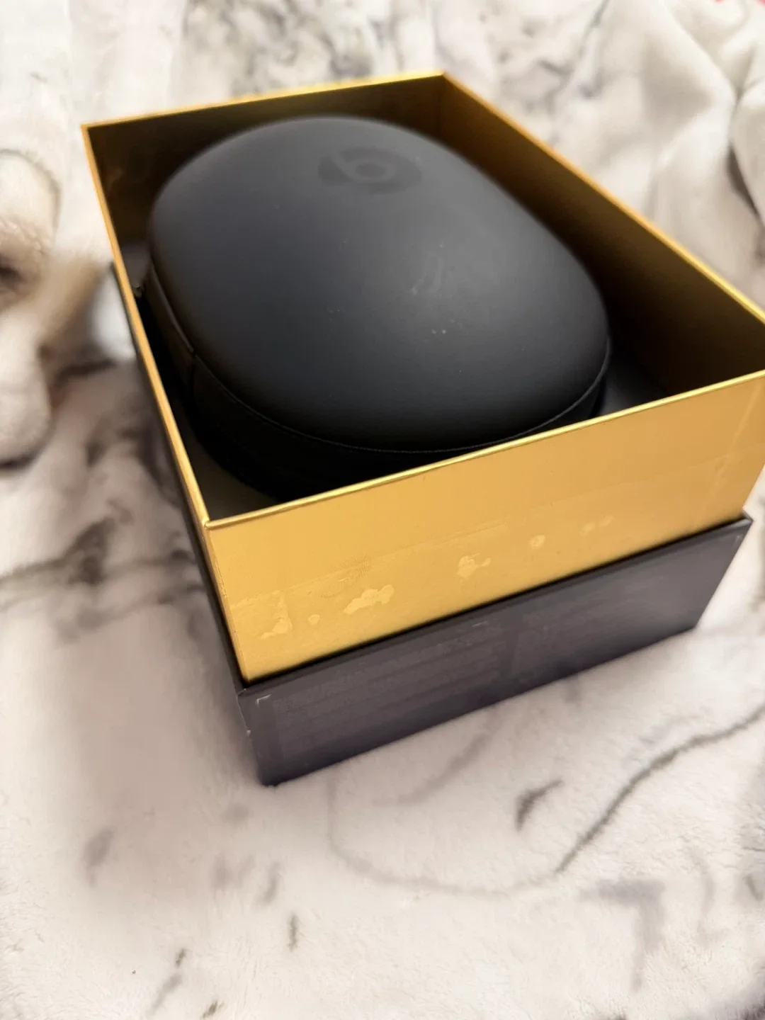 Beats Studio3 Wireless Headphones - Grey & Gold image indicator(2)