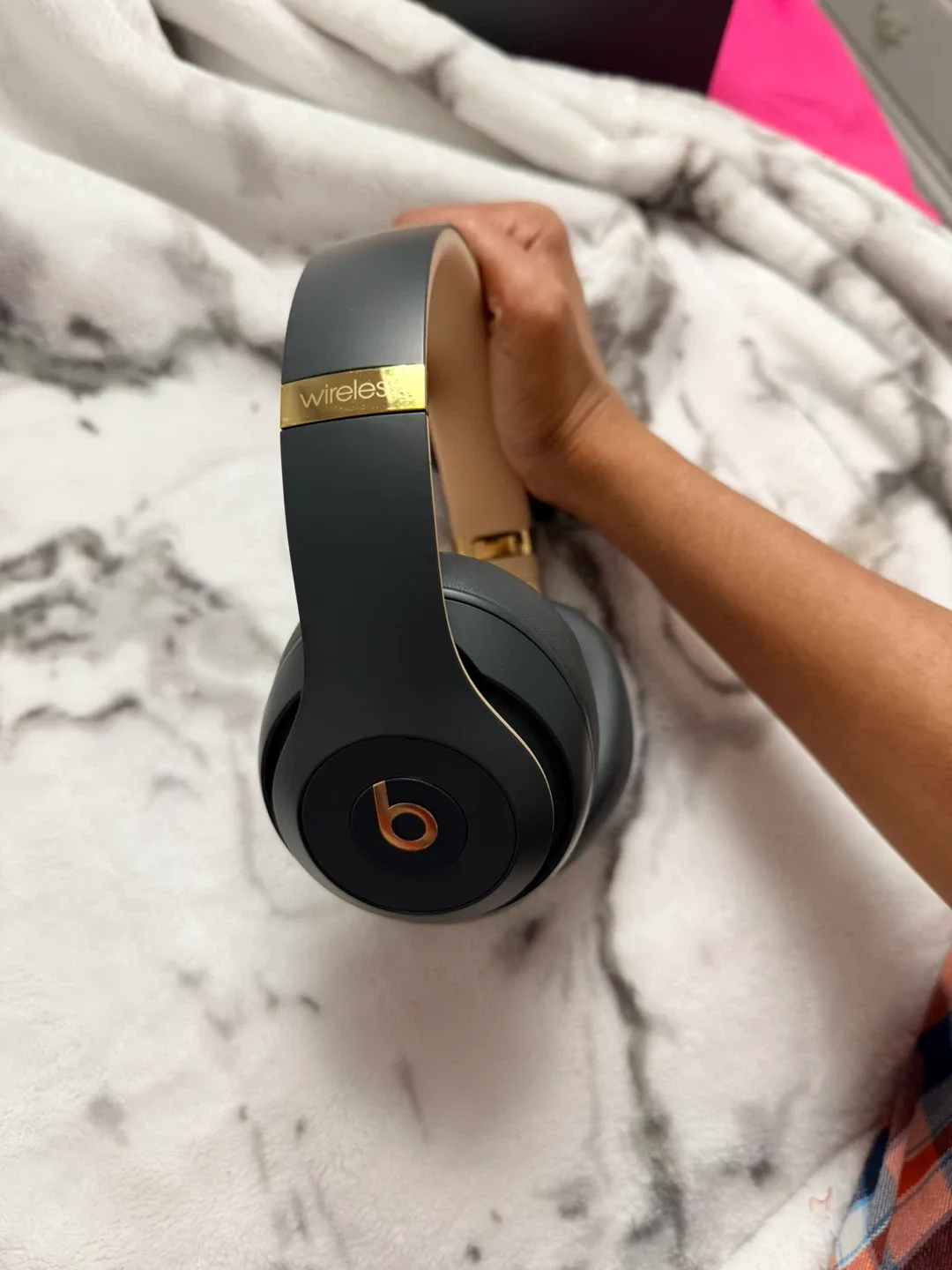 Beats Studio3 Wireless Headphones - Grey & Gold image indicator(5)
