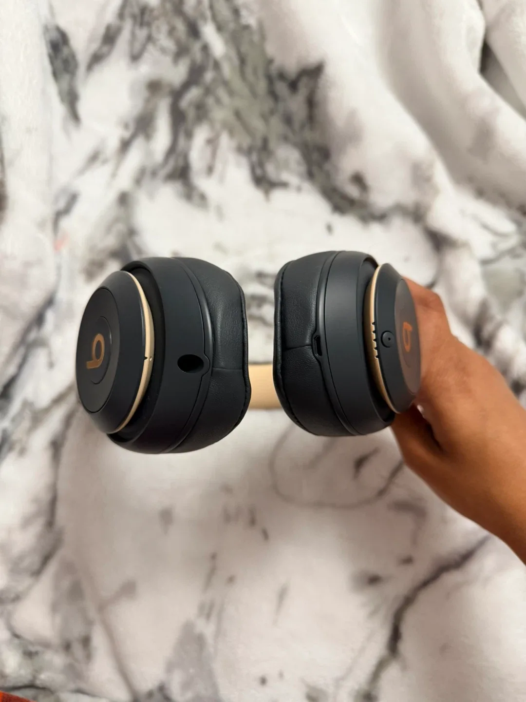 Beats Studio3 Wireless Headphones - Grey & Gold image indicator(4)