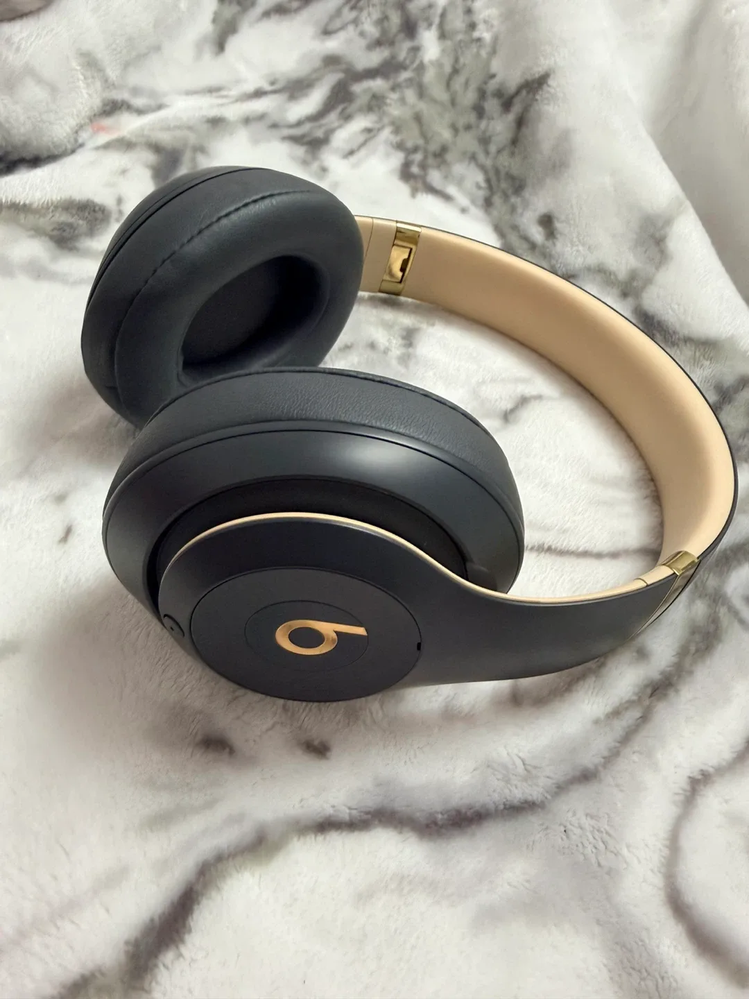 Beats Studio3 Wireless Headphones - Grey & Gold image indicator(7)