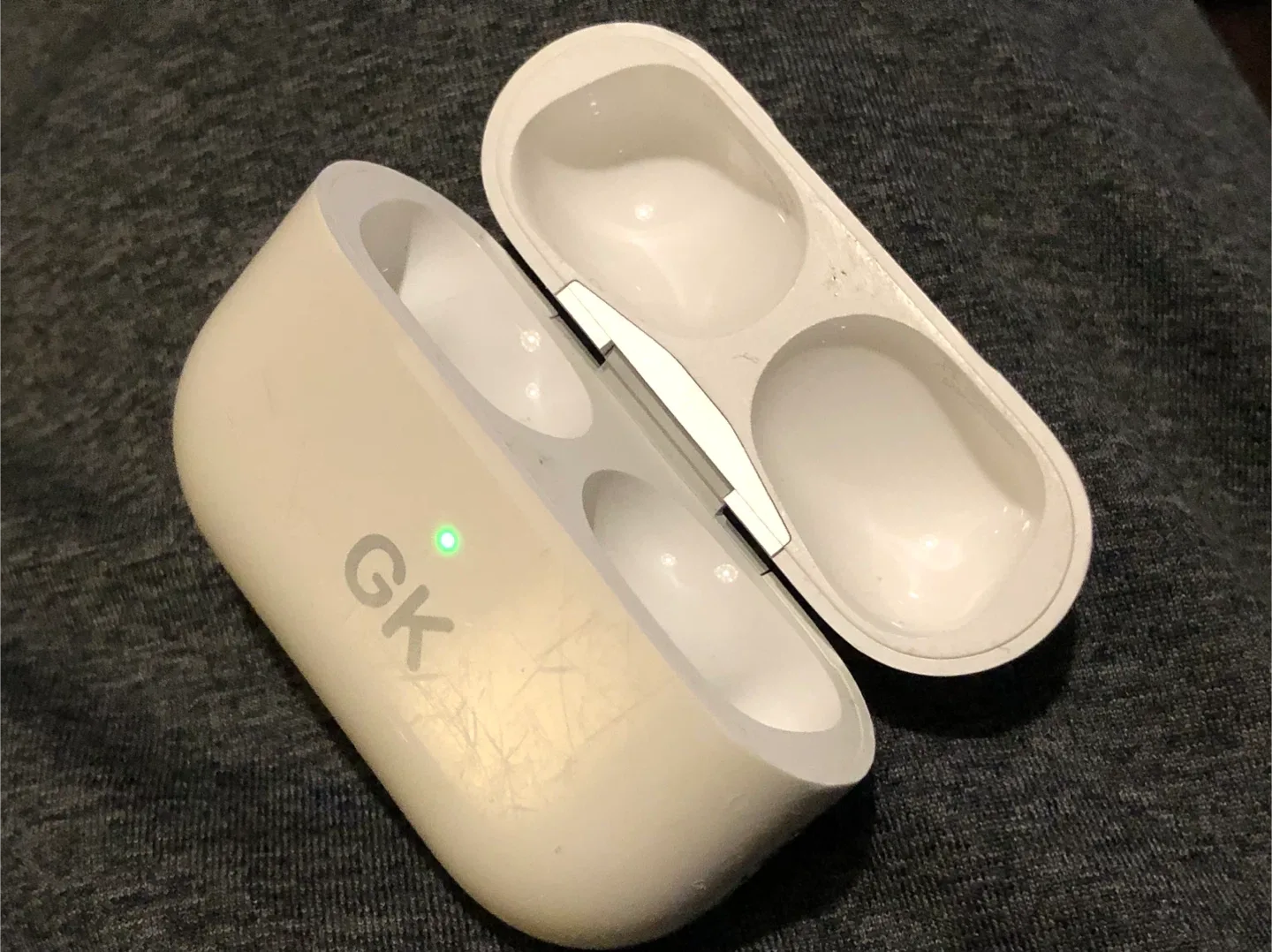 Apple AirPods Pro 2 Charging Case USBC VERSION - genuine!! image indicator(3)